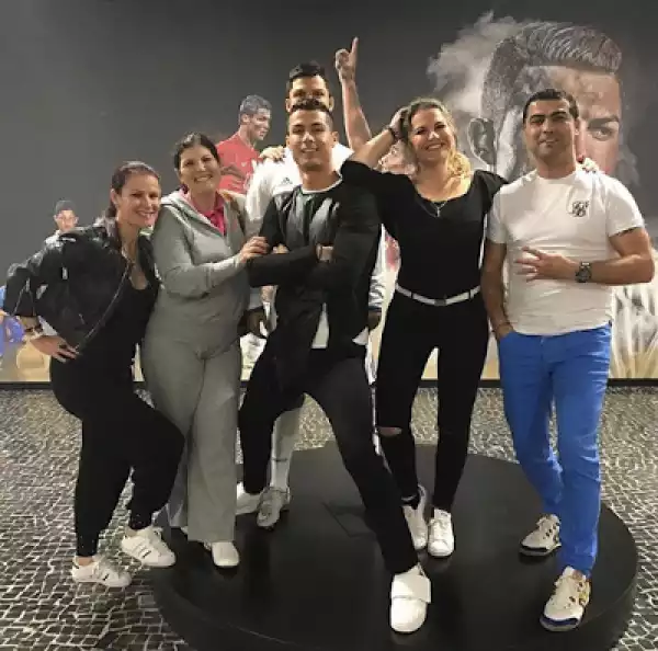 Cristiano Ronaldo poses with his family as they celebrate Christmas (photos)